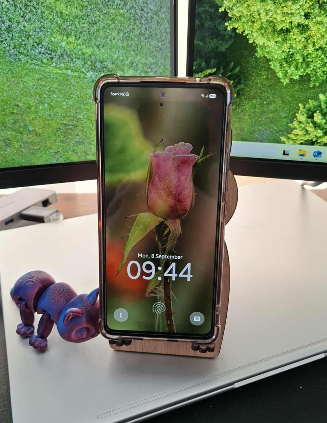 Cat cellphone holder - wood